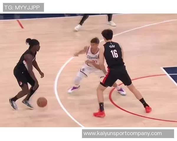 杨瀚森精彩单打尤班克斯背运转身动作大个子难以企及的绝技 杨瀚森精彩单打尤班克斯背运转身动作大个子难以企及的绝技