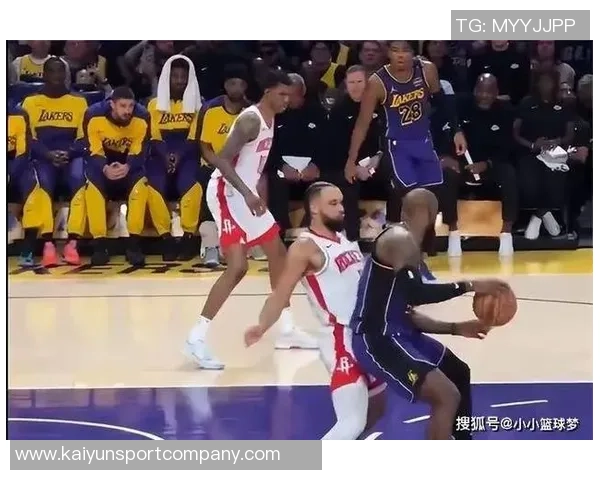 狄龙精彩表现逼退布朗尼詹姆斯替补席无奈比拇指下滑 狄龙精彩表现逼退布朗尼詹姆斯替补席无奈比拇指下滑