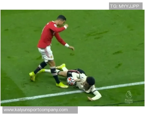 C罗禁区内遭铲倒裁判判越位在先未判点球引发争议